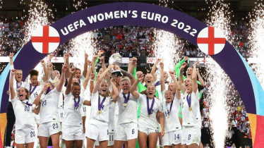 England's Lionesses celebrating their Euro's 2022 win 